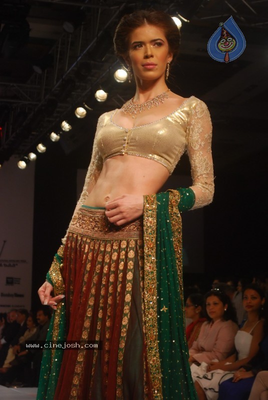 Deepika Padukone Ramp Walk at IIJW 2010 Stills - 93 / 155 photos