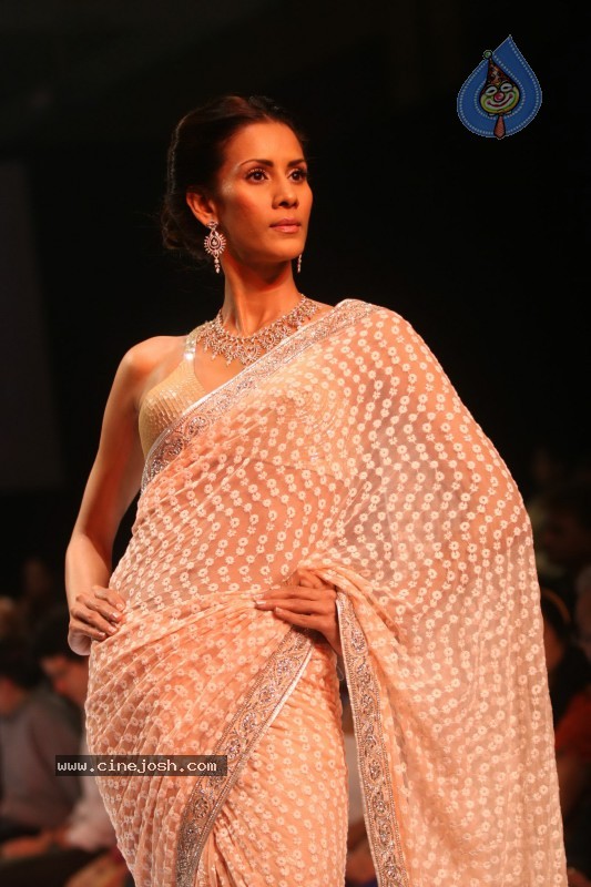 Deepika Padukone Ramp Walk at IIJW 2010 Stills - 94 / 155 photos