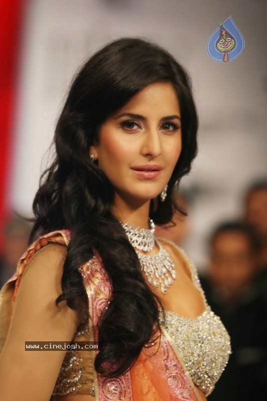 Deepika Padukone Ramp Walk at IIJW 2010 Stills - 95 / 155 photos