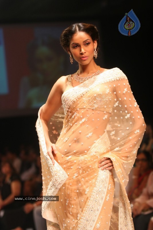 Deepika Padukone Ramp Walk at IIJW 2010 Stills - 97 / 155 photos