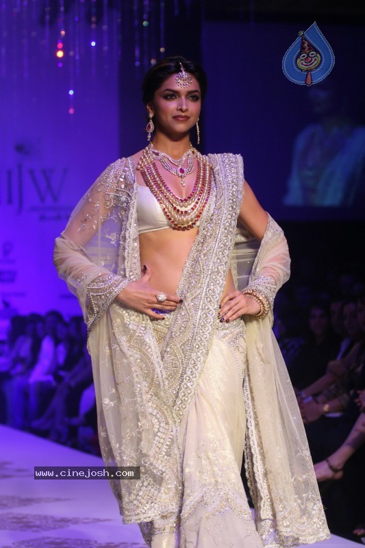 Deepika Padukone Ramp Walk at IIJW 2010 Stills - 100 / 155 photos