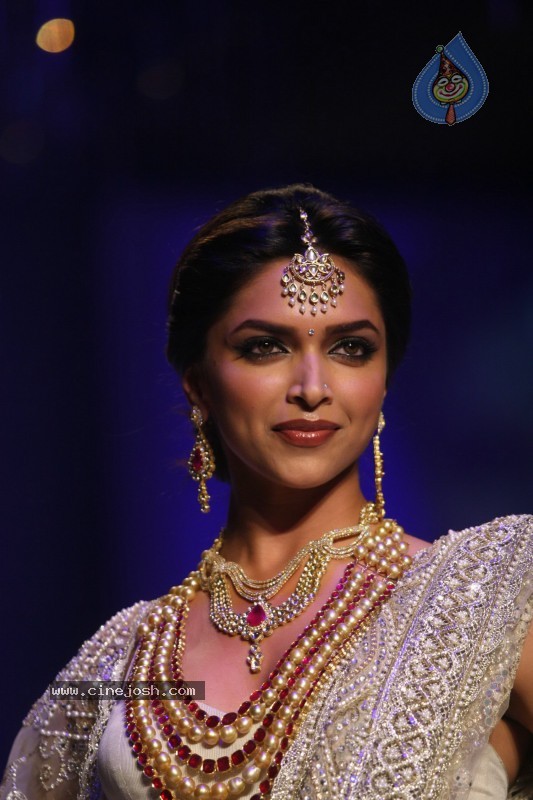 Deepika Padukone Ramp Walk at IIJW 2010 Stills - 102 / 155 photos