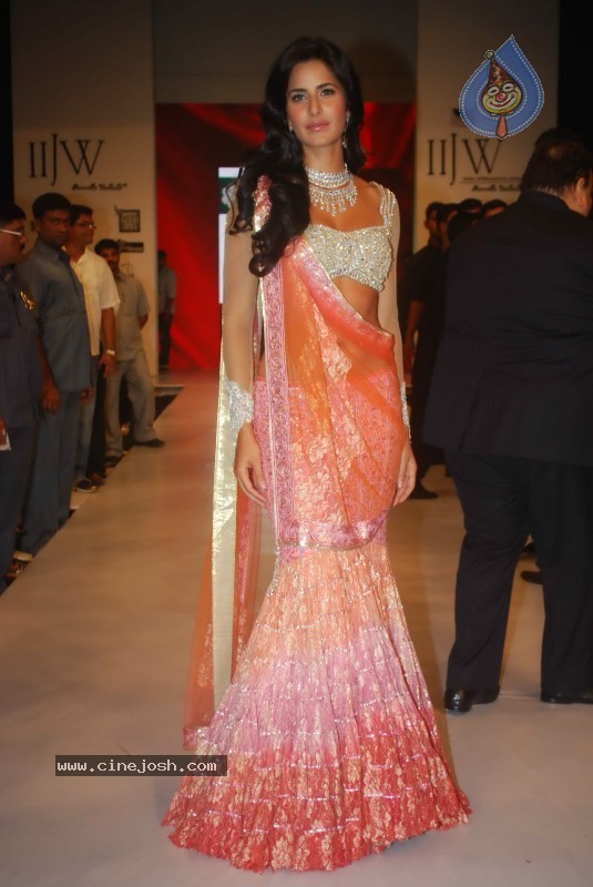 Deepika Padukone Ramp Walk at IIJW 2010 Stills - 105 / 155 photos