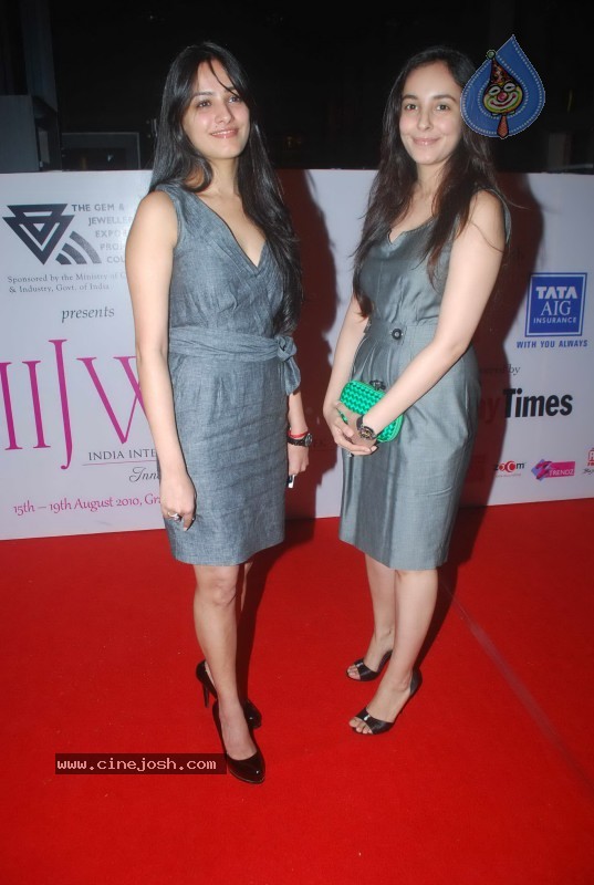 Deepika Padukone Ramp Walk at IIJW 2010 Stills - 111 / 155 photos