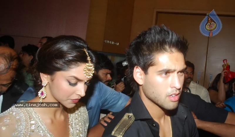 Deepika Padukone Ramp Walk at IIJW 2010 Stills - 114 / 155 photos