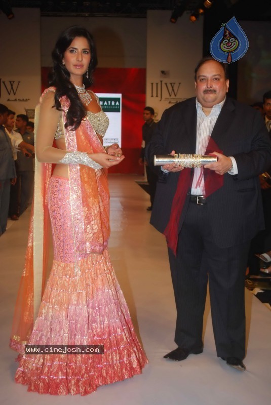 Deepika Padukone Ramp Walk at IIJW 2010 Stills - 124 / 155 photos