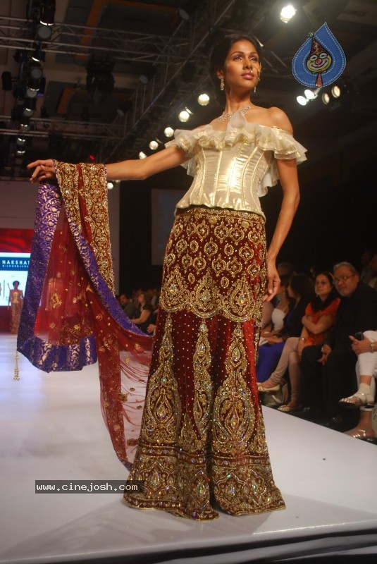 Deepika Padukone Ramp Walk at IIJW 2010 Stills - 129 / 155 photos