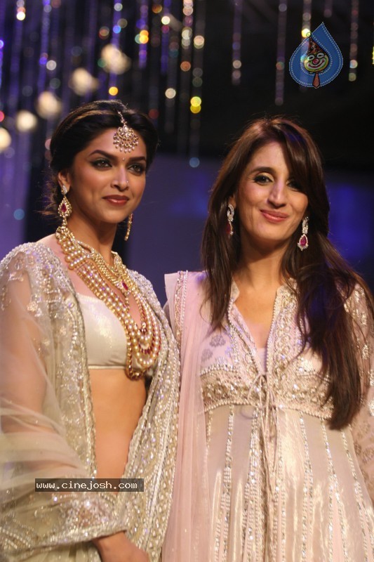 Deepika Padukone Ramp Walk at IIJW 2010 Stills - 135 / 155 photos