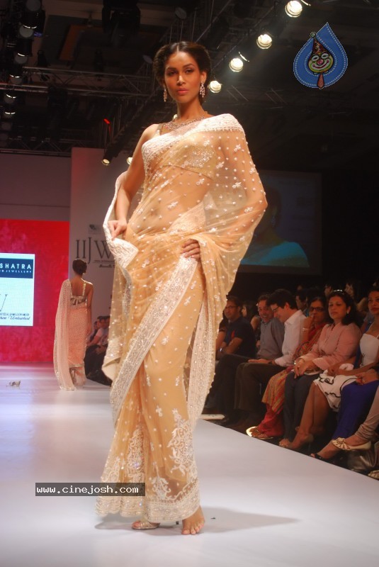 Deepika Padukone Ramp Walk at IIJW 2010 Stills - 138 / 155 photos