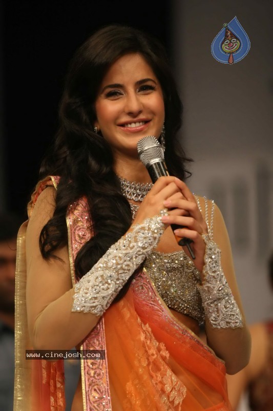 Deepika Padukone Ramp Walk at IIJW 2010 Stills - 139 / 155 photos