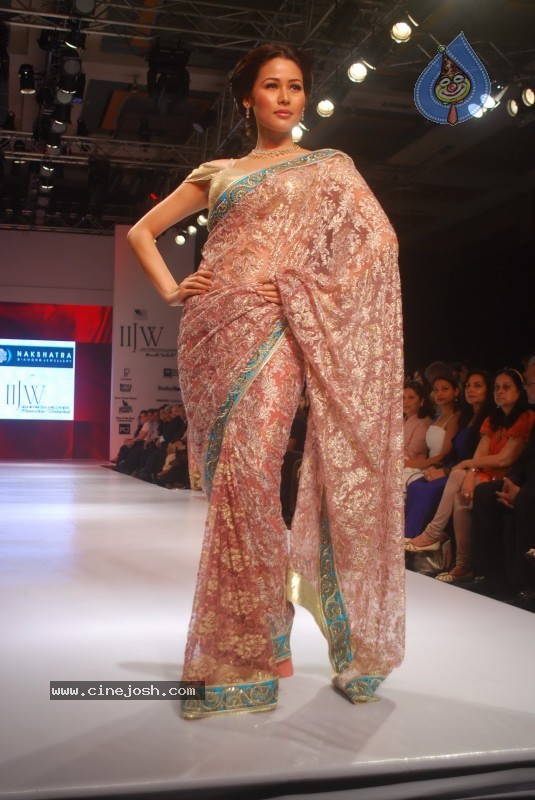 Deepika Padukone Ramp Walk at IIJW 2010 Stills - 144 / 155 photos