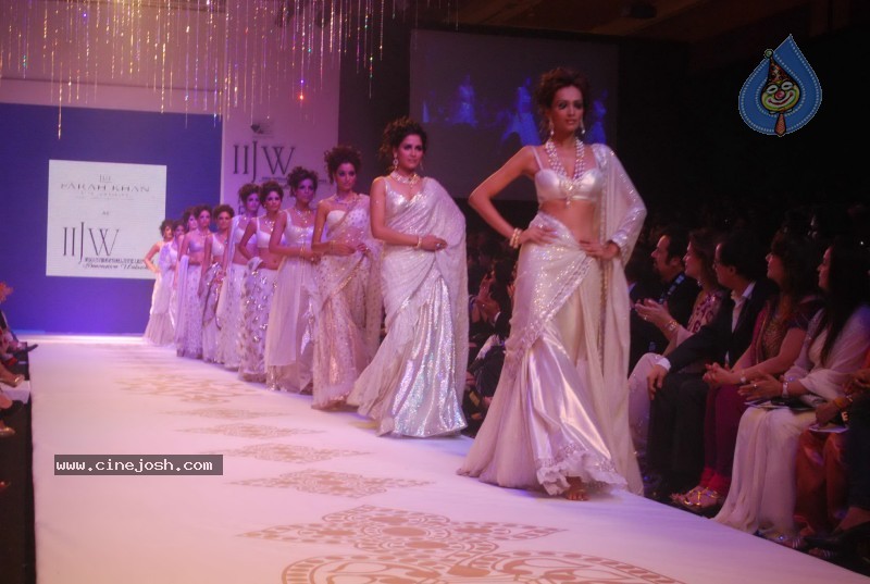 Deepika Padukone Ramp Walk at IIJW 2010 Stills - 145 / 155 photos