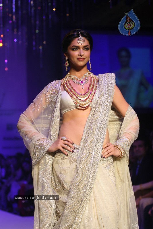 Deepika Padukone Ramp Walk at IIJW 2010 Stills - 148 / 155 photos
