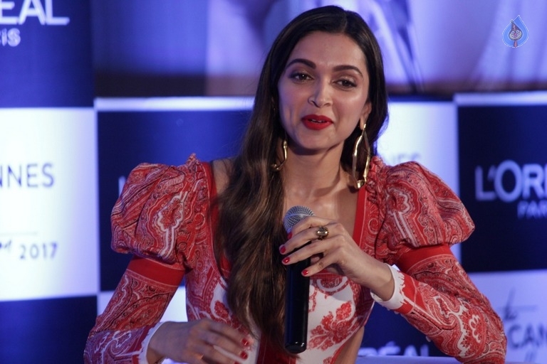 Deepika Unveils Loreal Paris New Cannes Collection 2017 - 2 / 19 photos