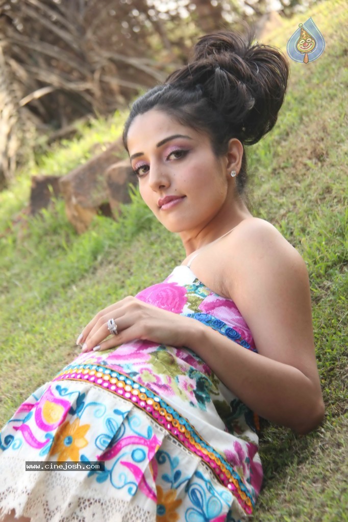 Designer Umair Zafar Spicy Collection Photoshoot - 105 / 134 photos