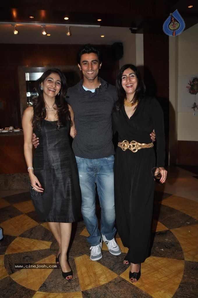 Dia Mirza at JW Marriott Art Event - 11 / 43 photos