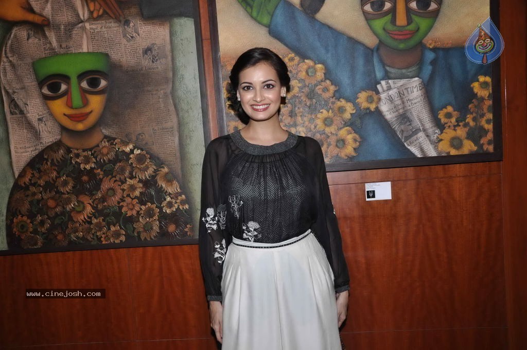 Dia Mirza at JW Marriott Art Event - 16 / 43 photos