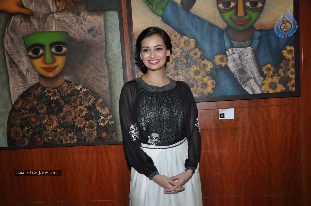Dia Mirza at JW Marriott Art Event - 22 / 43 photos
