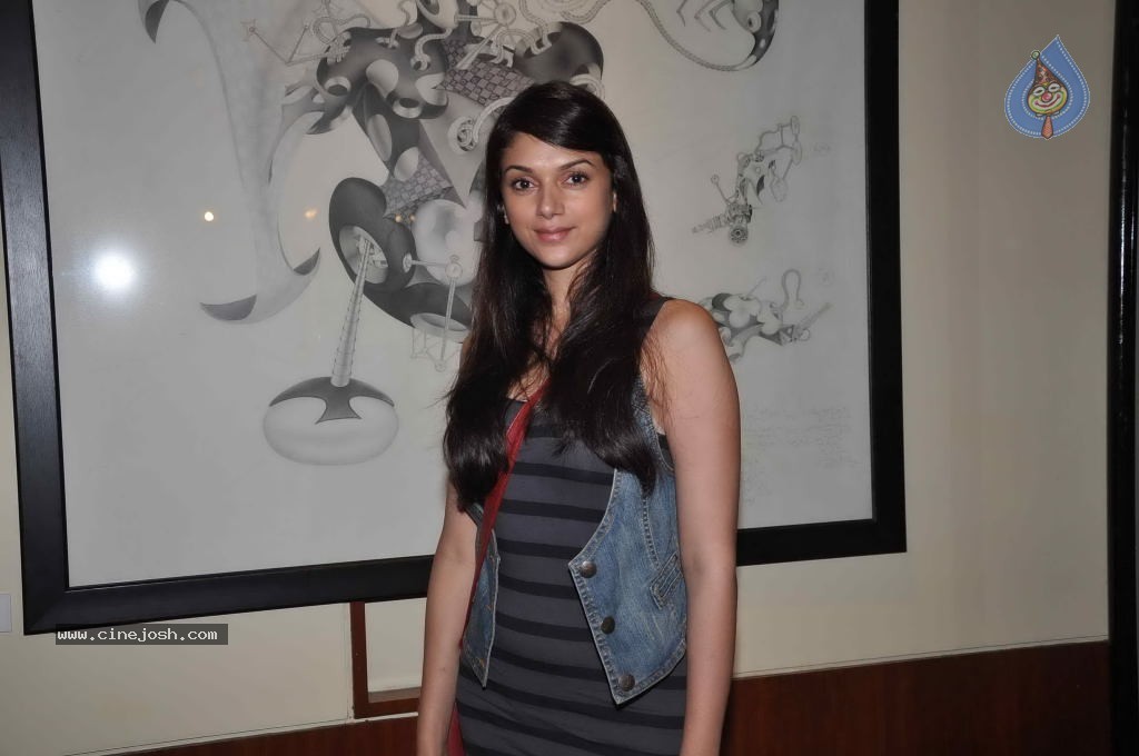 Dia Mirza at JW Marriott Art Event - 37 / 43 photos