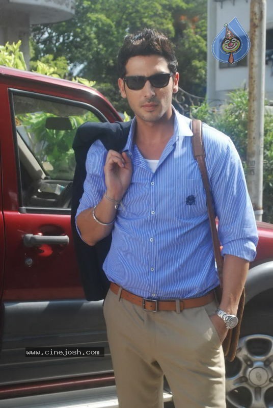 Dia Mirza and Zayed Khan Movie on Location  - 26 / 35 photos