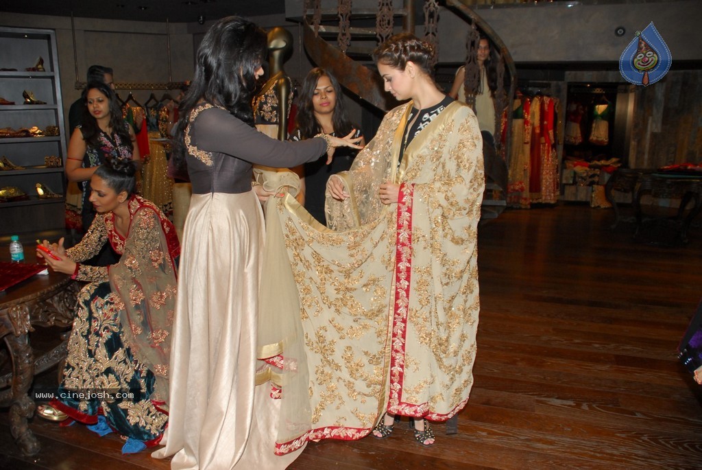 Dia Mirza at Signature Studio Store Launch - 17 / 20 photos