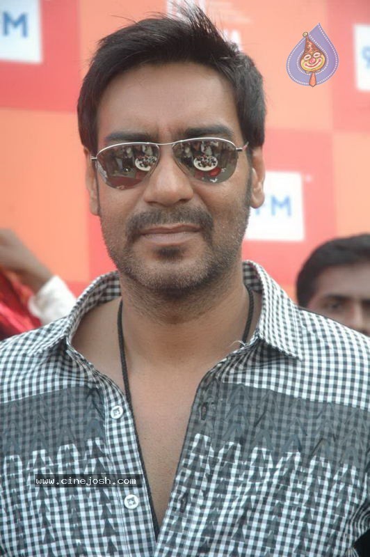 Dil Toh Baccha Hai Ji Movie Team Kite Flying Photos - 56 / 58 photos