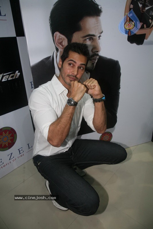 Dino Morea Inaugurated Bezel watch Store - 29 / 36 photos