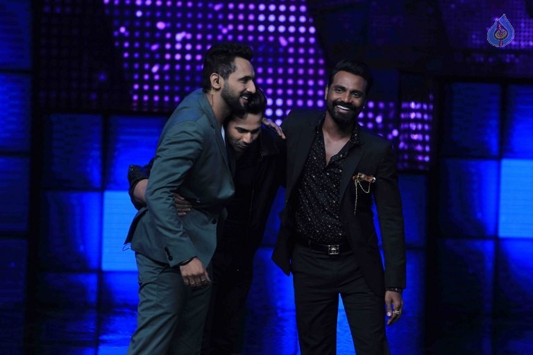 Dishoom Promotion at Star Plus Dance Show - 3 / 37 photos