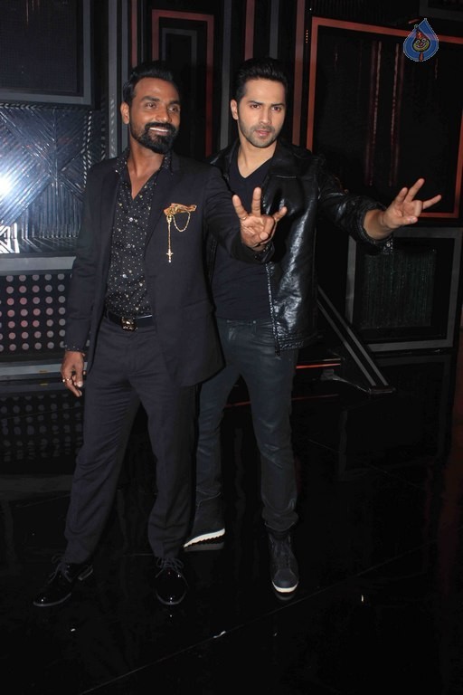 Dishoom Promotion at Star Plus Dance Show - 14 / 37 photos