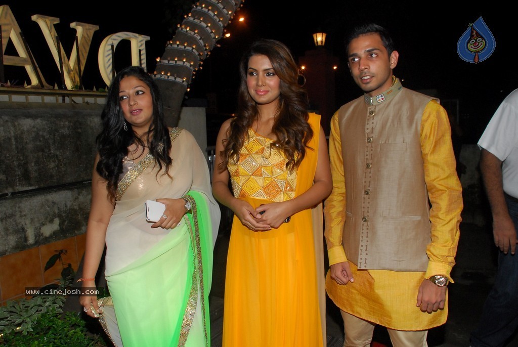 DVAR Photography n Fashion Exhibit - 5 / 59 photos