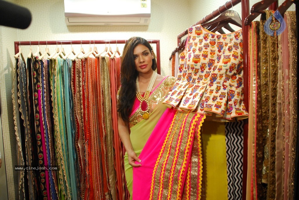 DVAR Photography n Fashion Exhibit - 10 / 59 photos