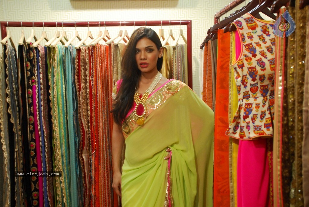 DVAR Photography n Fashion Exhibit - 25 / 59 photos