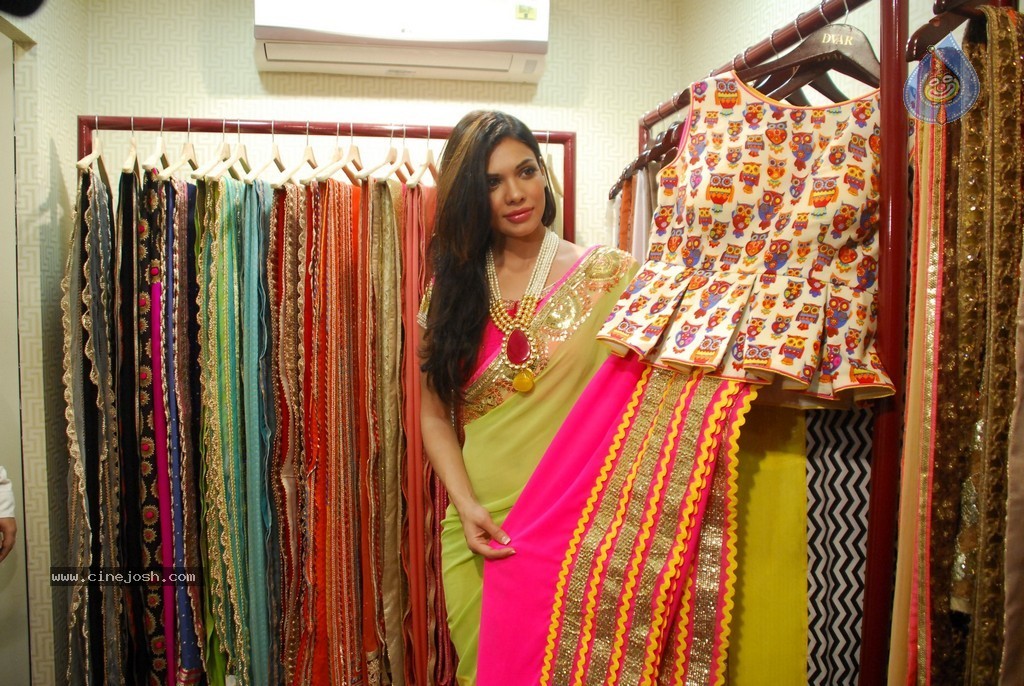 DVAR Photography n Fashion Exhibit - 30 / 59 photos