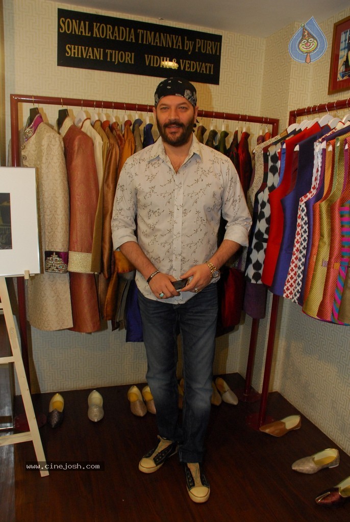 DVAR Photography n Fashion Exhibit - 44 / 59 photos