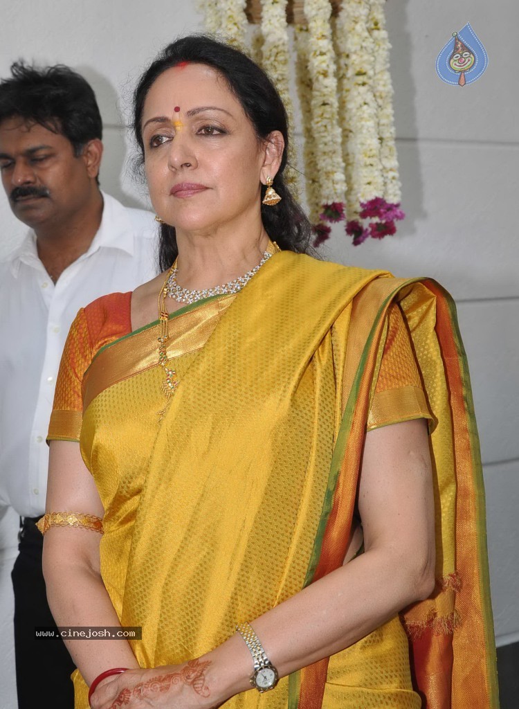 Esha Deol Engagement Photos - 13 / 31 photos