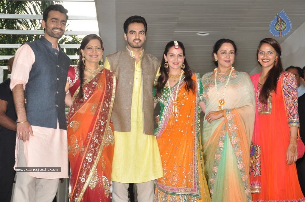 Esha Deol Mehendi Ceremony - 17 / 35 photos