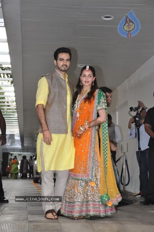 Esha Deol Mehendi Ceremony - 18 / 35 photos