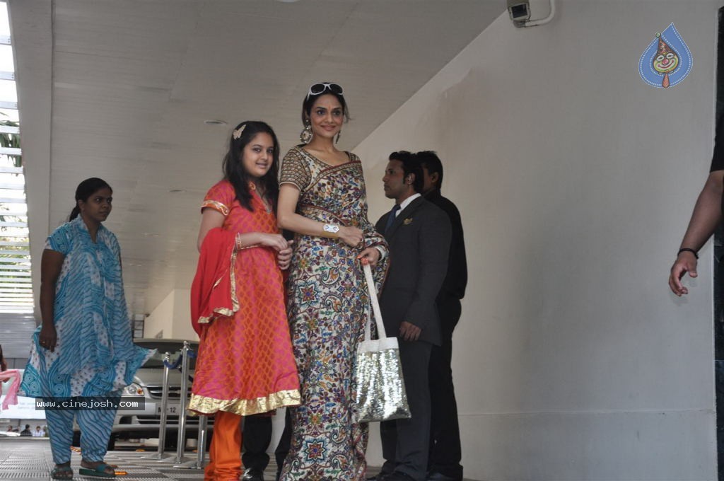 Esha Deol Mehendi Ceremony - 30 / 35 photos