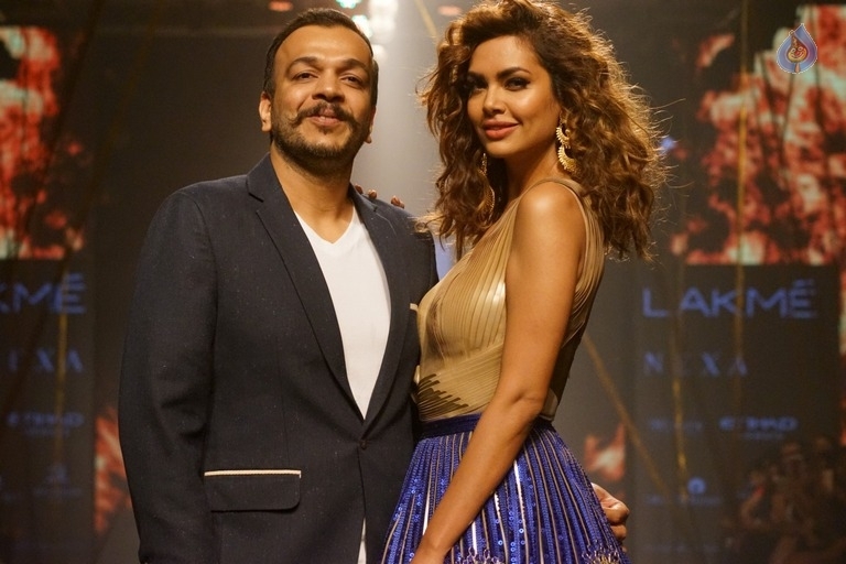 Esha Gupta Walks The Ramp at LFW 2017 - 4 / 15 photos