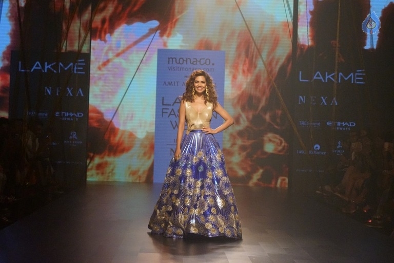 Esha Gupta Walks The Ramp at LFW 2017 - 7 / 15 photos