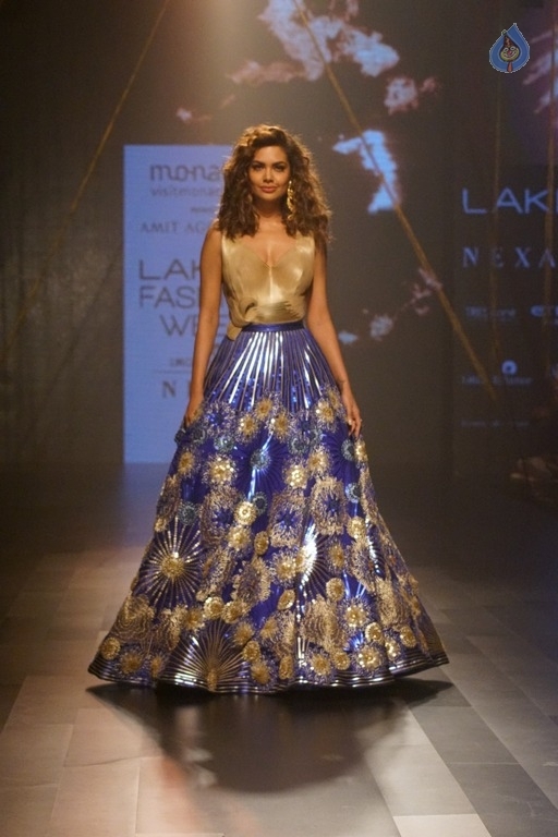 Esha Gupta Walks The Ramp at LFW 2017 - 14 / 15 photos