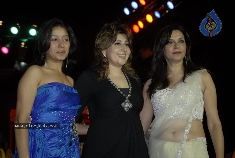 Female Celebs walk the ramp at Kala Ghoda Fashion Show - 33 / 68 photos