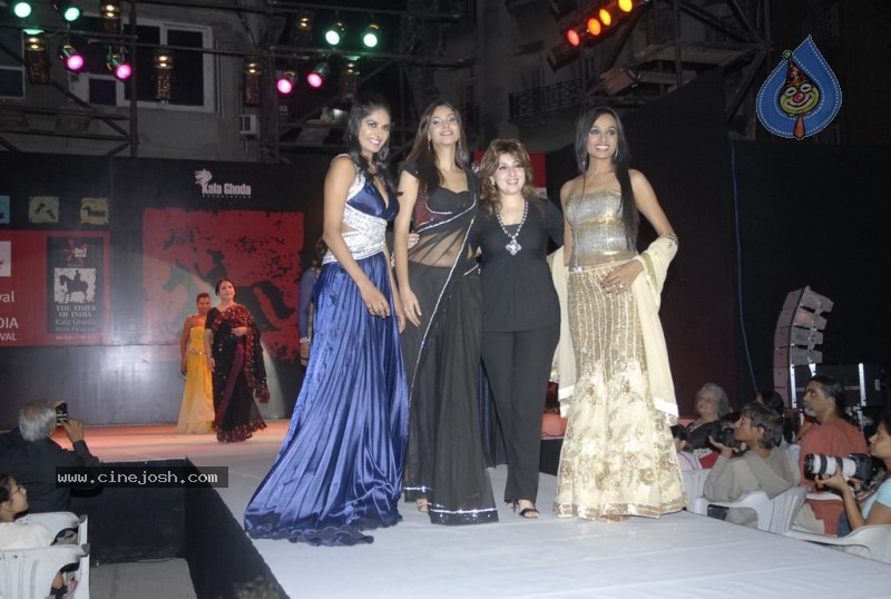 Female Celebs walk the ramp at Kala Ghoda Fashion Show - 34 / 68 photos