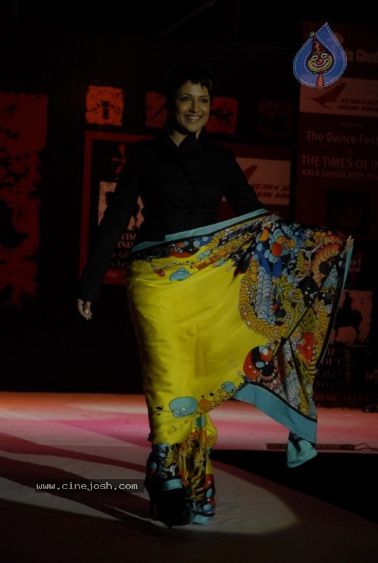 Female Celebs walk the ramp at Kala Ghoda Fashion Show - 36 / 68 photos