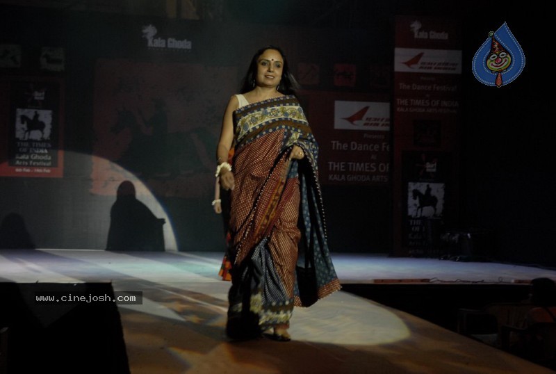 Female Celebs walk the ramp at Kala Ghoda Fashion Show - 38 / 68 photos