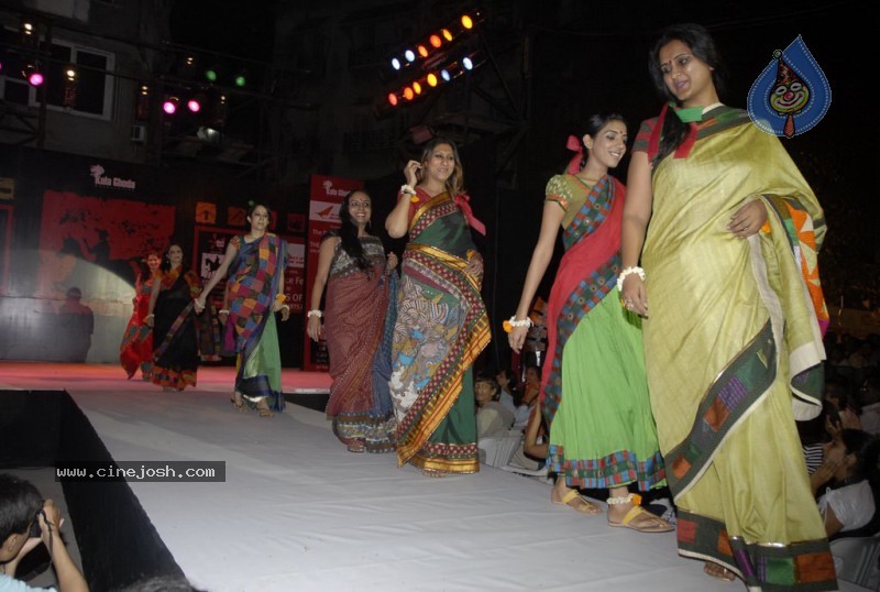 Female Celebs walk the ramp at Kala Ghoda Fashion Show - 39 / 68 photos