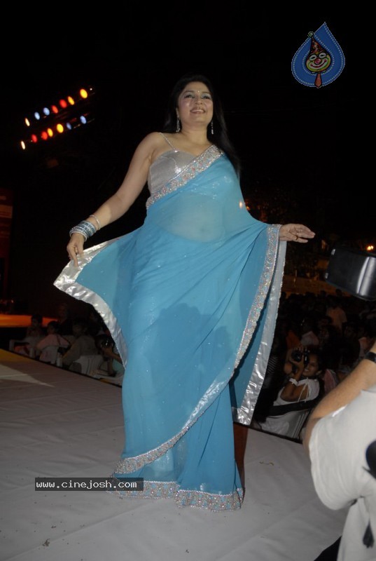 Female Celebs walk the ramp at Kala Ghoda Fashion Show - 46 / 68 photos