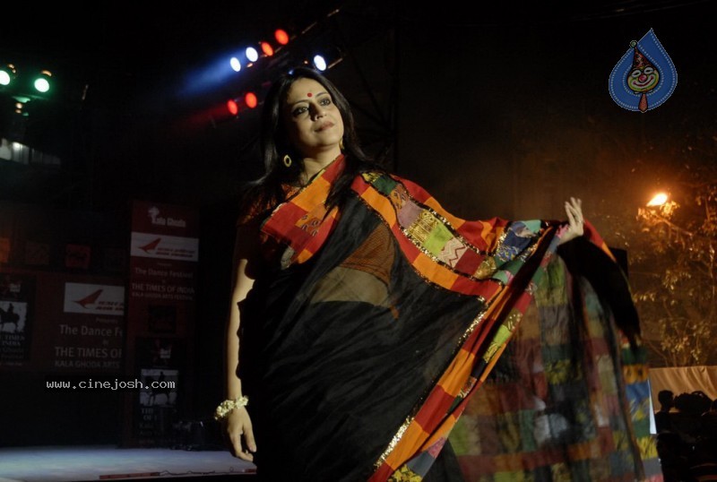 Female Celebs walk the ramp at Kala Ghoda Fashion Show - 57 / 68 photos