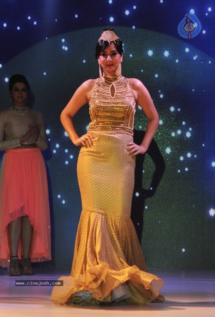 Femina Sparkle Fest 2014 Fashion Show - 18 / 40 photos