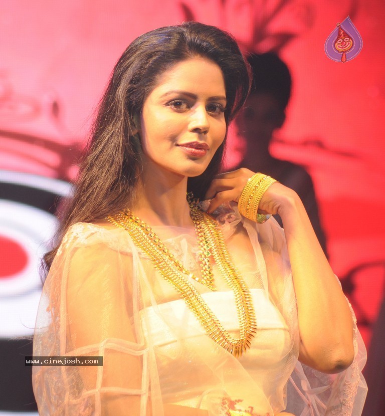 Femina Sparkle Fest 2014 Fashion Show - 19 / 40 photos